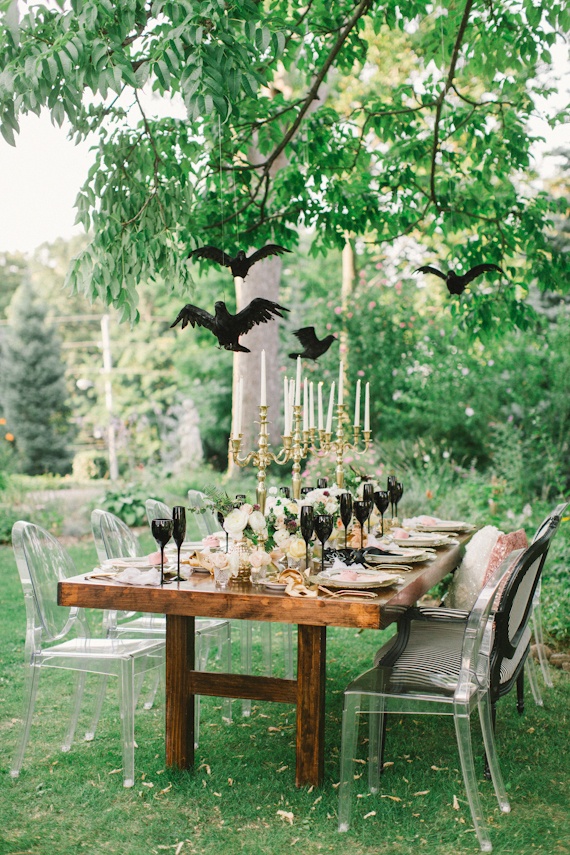 A classy and elegant Halloween wedding table. 