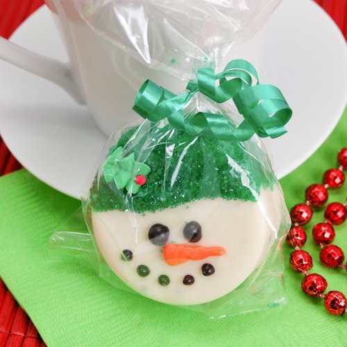 Snowman Design White Chocolate Covered Oreo Cookie