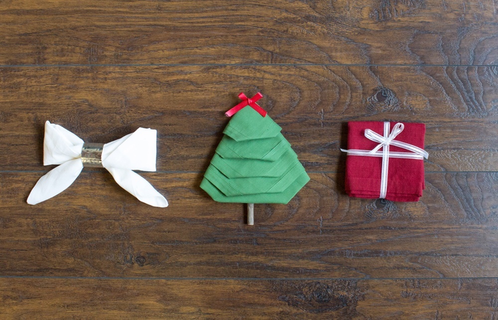 christmas napklins, diy christmas napkins, fold christmas napkins, bow napkin, tree napkin, christmas tree napkin, gift napkin, present napkin 